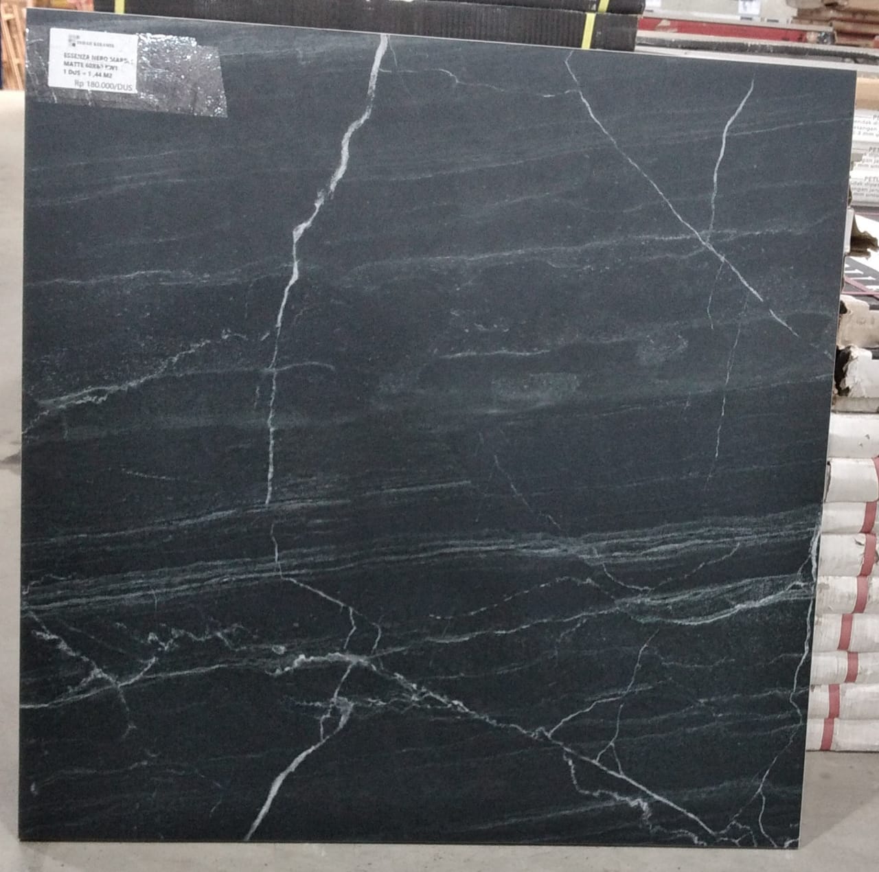 Essenza Nero Marble Matte 60x60